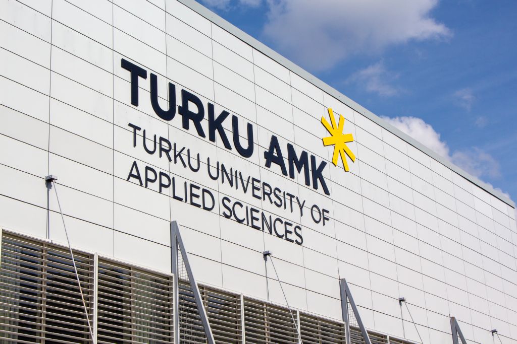AI Textanalys har hjälpt Yrkeshögskolan i Åbo att spara både tid och resurser vid analys av fritextsvar och fördjupat förståelsen av studenternas synpunkter.