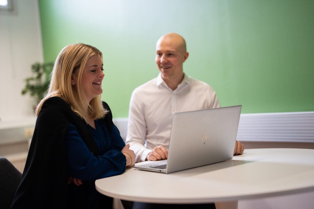 Medarbetarna diskuterar vid maskinen – Webropols 360-utvärderingar ger en helhetsbild av arbetsledarens insatser.