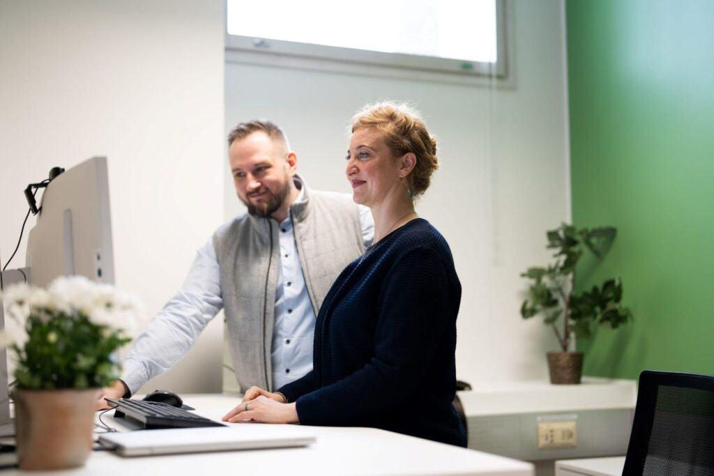De anställda väljer enkätverktyget på datorskärmen.