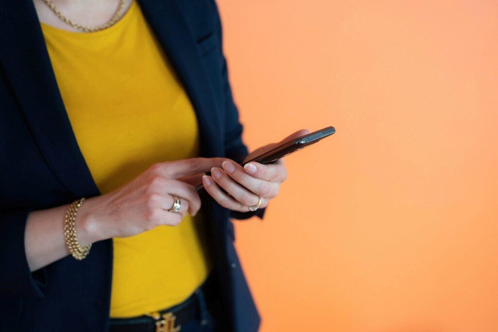 En medarbetare besvarar en HR-pulsmätning på sin mobiltelefon.